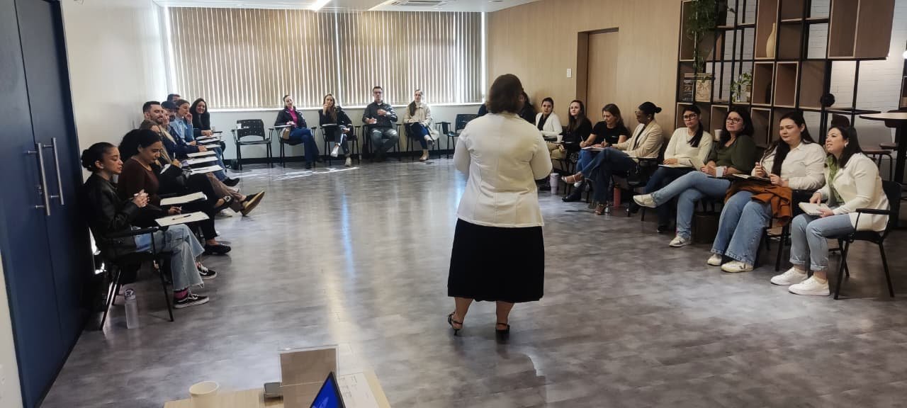 Siomara Marquetti conduzindo dinâmica em grupo