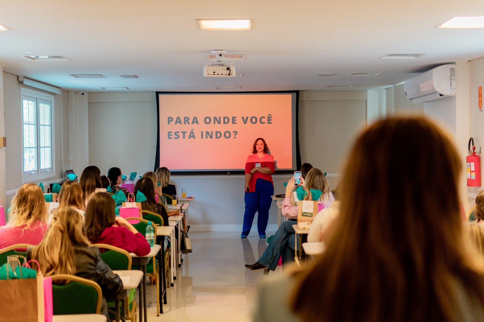 Siomara Marquetti apresentando conteúdo com interação