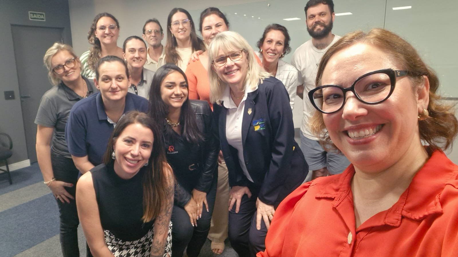 Siomara Marquetti com participantes ao final de uma vivência